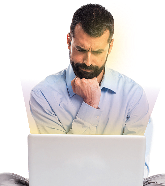 Homem estudando Azure no computador